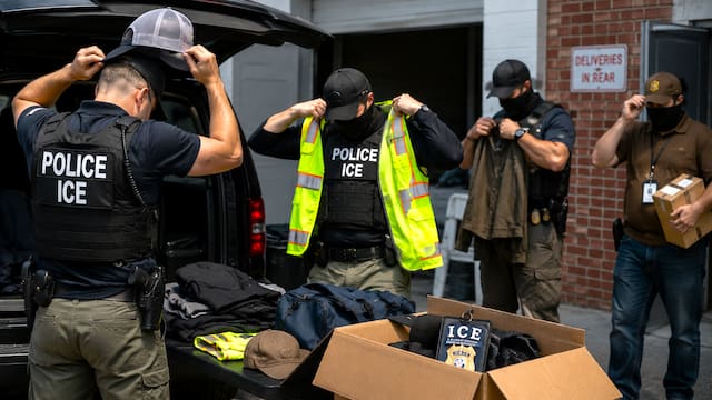Encubiertos | Agentes del ICE se disfrazan de albañiles, electricistas o repartidores y salen a detener inmigrantes: cómo funciona la nueva modalidad de camuflaje