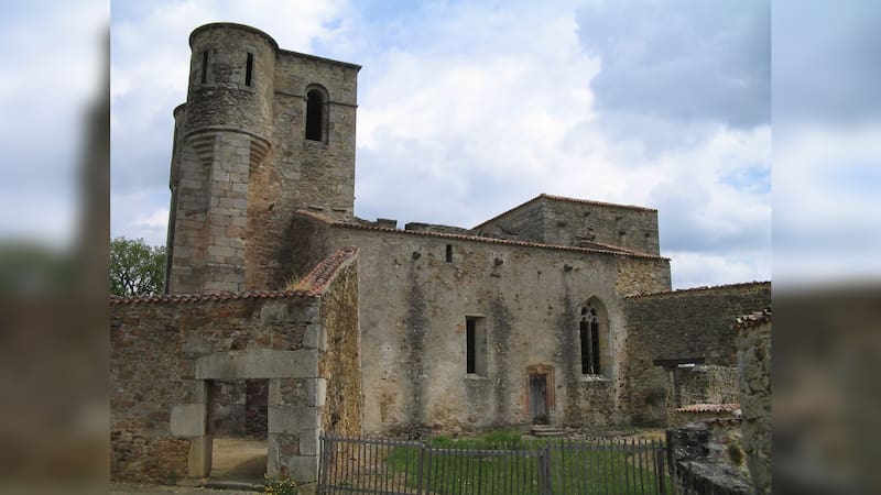 La iglesia de Oradour-sur-Glane, donde murieron mujeres y niños durante la masacre perpetrada por el ejército alemán el 10 de junio de 1944. La fotografía fue tomada el 11 de junio de 2004, exactamente 60 años después de la destrucción de la localidad durante la Segunda Guerra Mundial.