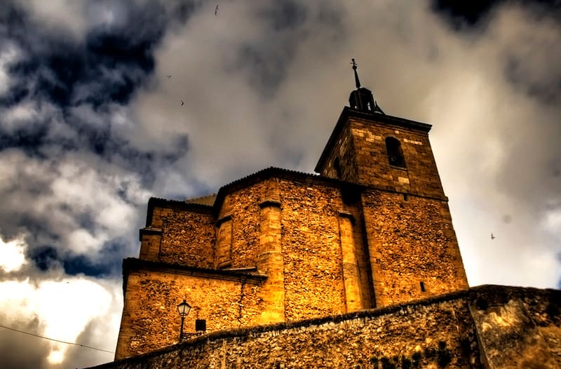 La Iglesia de San Esteban es uno de los principales elementos patrimoniales del pueblo y forma parte de su identidad histórica.