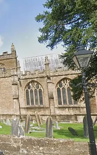 Terrorífico hallazgo: el suelo de una Iglesia se abrió durante la misa y reveló una cripta de 300 años