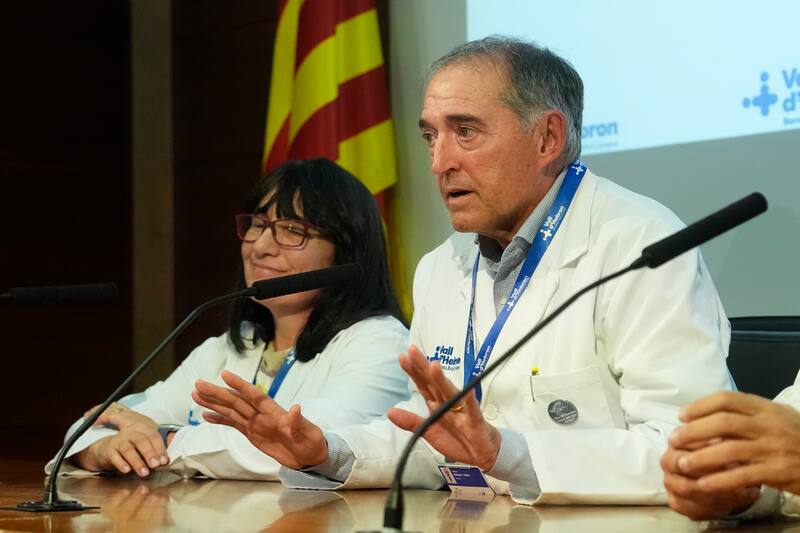 El director gerente del Hospital Vall d'Hebron, Albert Salazar, y la jefa de enfermedades infecciosas del hospital, Dolors Rodríguez, anunciado que Salvador Illa, sufre una osteomielitis púbica.