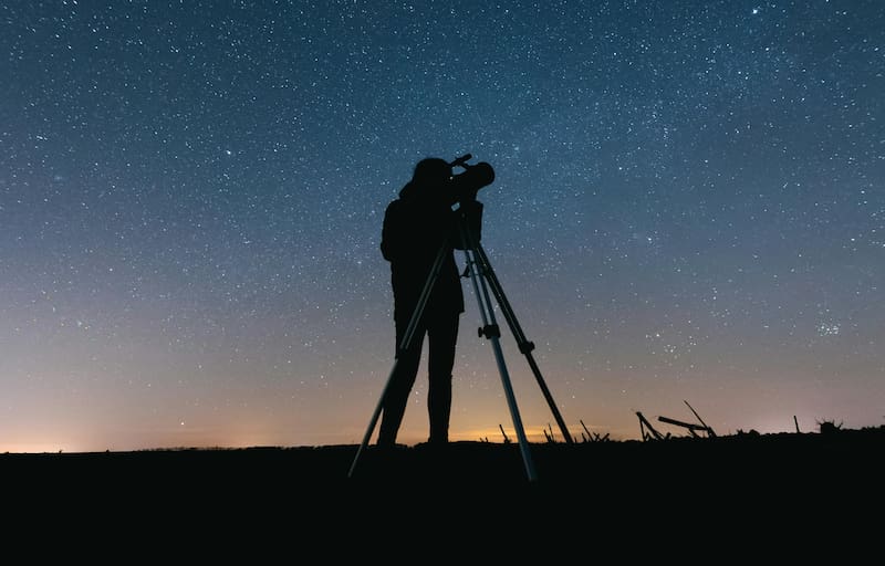 Noche estrellada para ver auroras boreales.