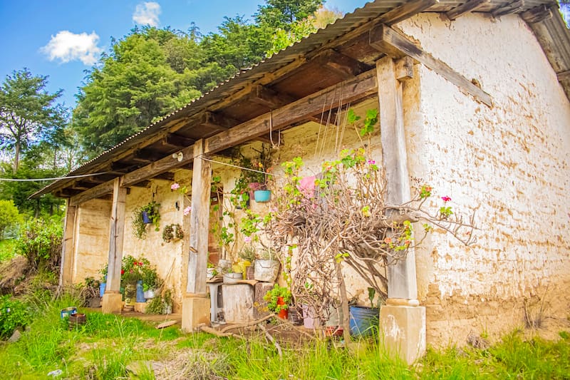 A lo largo y ancho del país existen numerosas casas hechas con adobe y este material necesita un tratamiento particular para ofrecer la seguridad necesaria a cada hogar.