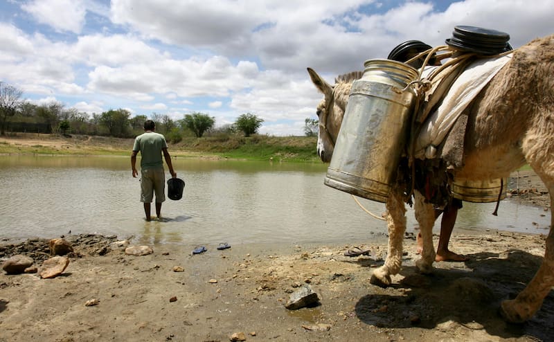 El fallo confirma que, en esos casos, la autoridad puede calcular el pago con base en un promedio de las descargas realizadas durante los últimos cuatro trimestres, conforme a la Ley Federal de Derechos.