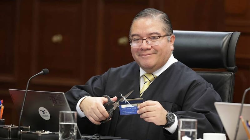 Irving Espinosa Betanzo rompe tarjeta de Crédito