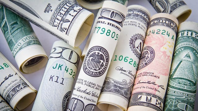 El dólar oficial baja 5 pesos: a cuánto cotiza en los bancos este jueves 21 de mayo