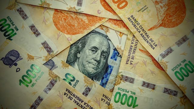 Cuál será el valor del dólar para fin de año según el mercado y qué recomiendan hacer con los pesos