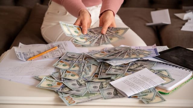 ¿Qué hacen los argentinos con los dólares?