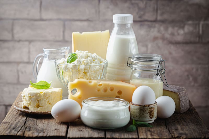 Imagen con alimentos lácteos (foto: creada con IA).