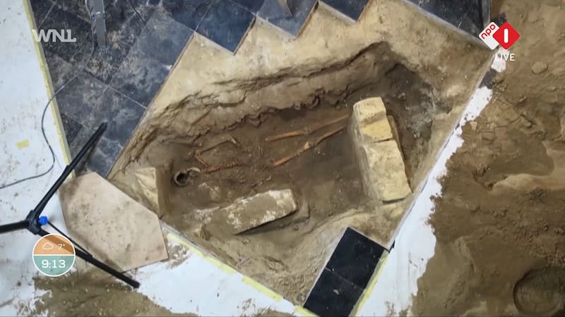 La ubicación de los restos y los objetos encontrados junto a ellos refuerzan la hipótesis de que se trata de una figura de alto rango vinculada al entorno de Luis XIV.