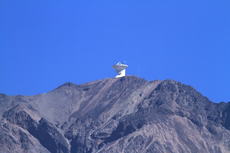Las observaciones del Telescopio de horizonte de eventos (EHT) marcaron un punto de inflexión al aportar evidencia directa sobre la estructura inmediata que rodea a un agujero negro.