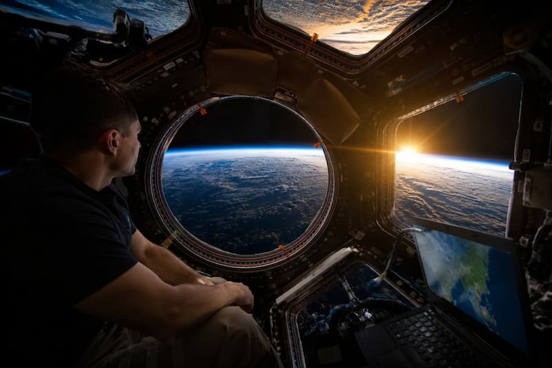 En la Estación Espacial Internacional (ISS, por sus siglas en inglés), el Sol sale y se oculta hasta 16 veces por día. (Foto: Chat GPT)