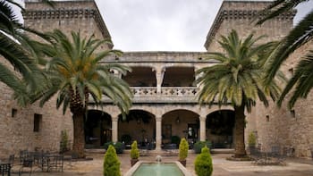 Escapadas: el pueblo de Extremadura que está rodeado de castillos y paisajes espectaculares.