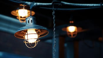 El precio de la luz para este jueves 30 de abril: ¿cuándo conviene enchufar la lavadora?