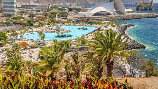 Posee las playas más impresionantes de España y es la ciudad más calurosa para sobrellevar el invierno.