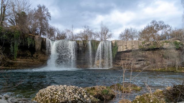 La ciudad más diminuta del mundo: el lugar encantado lleno de cuevas, cascadas y gastronomía de lujo.