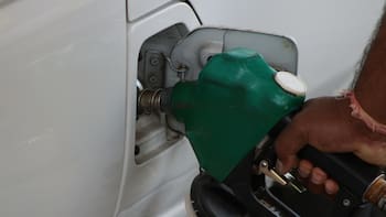 ¿Cuánto cuesta cargar el coche? Este es el precio del litro de gasolina y el del gasóleo este lunes 1 de diciembre