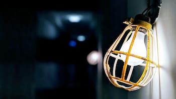 El precio de la luz para este domingo 10 de mayo: ¿cuándo conviene enchufar la lavadora?