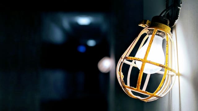 El precio de la luz para este domingo 10 de mayo: ¿cuándo conviene enchufar la lavadora?