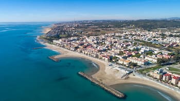 Se encuentra a 1 hora de Barcelona y es el destino ideal para escapar de la rutina: tiene playas de ensueño y una rica historia.