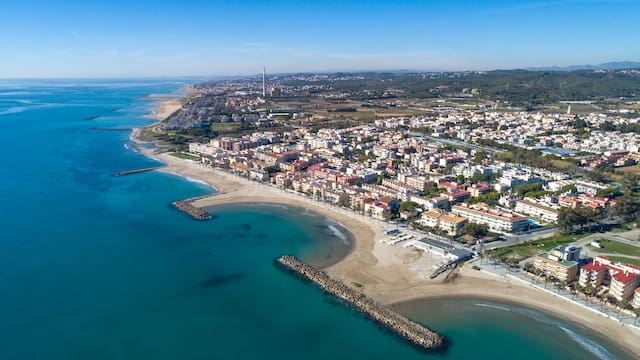 Se encuentra a 1 hora de Barcelona y es el destino ideal para escapar de la rutina: tiene playas de ensueño y una rica historia.
