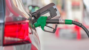 ¿Cuánto cuesta cargar el coche? Este es el precio del litro de gasolina y el del gasóleo este lunes 6 de abril