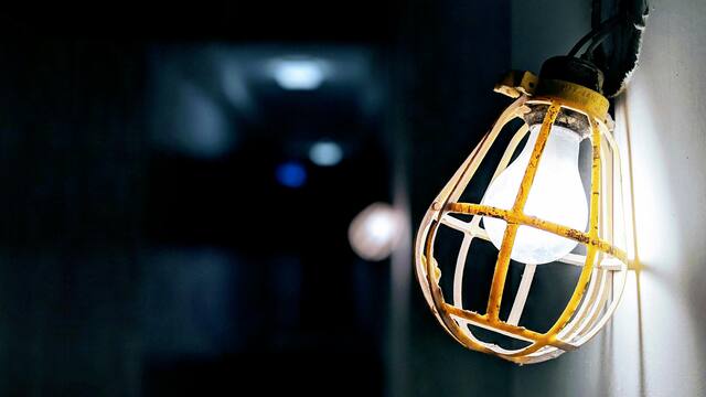 El precio de la luz para este lunes 19 de enero: ¿cuándo conviene enchufar la lavadora?