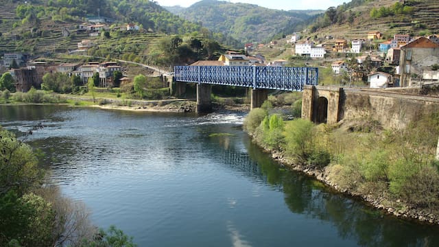 Descubre el pueblo más extraño de España: pertenece a dos provincias, tiene cuatro ayuntamientos y está dividido por tres ríos.