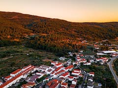 Es uno de los pueblos más encantadores de España, está en Extremadura y se consigue el mejor vino del país.