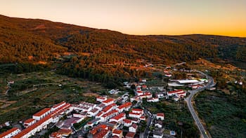 Es uno de los pueblos más encantadores de España, está en Extremadura y se consigue el mejor vino del país.