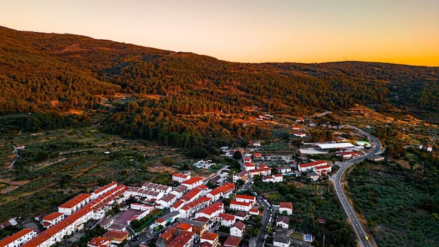 Es uno de los pueblos más encantadores de España, está en Extremadura y se consigue el mejor vino del país.