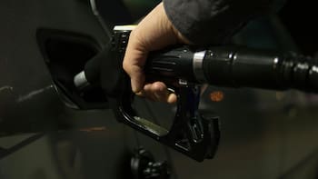 ¿Cuánto cuesta cargar el coche? Este es el precio del litro de gasolina y el del gasóleo este viernes 15 de mayo