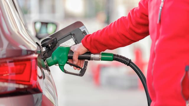 ¿Aumenta o baja el combustible? Este es el precio del litro de gasolina y el del gasóleo este sábado 4 de abril