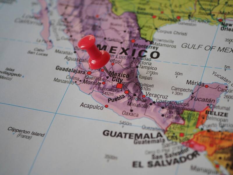 Acapulco refuerza su conectividad aérea con una ruta permanente desde el AIFA, mientras mantiene más de 17,000 habitaciones disponibles para turistas. Fuente: Shutterstock