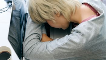 Qué significa soñar con feminine abrazadera, según la psicología y la IA