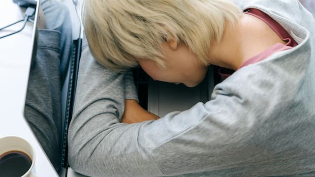 Qué significa soñar con feminine abrazadera, según la psicología y la IA