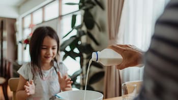 Qué debe comer un niño entre los 4 y los 12 años para crecer sano, según especialistas en nutrición