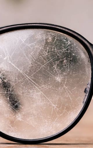 Ni detergente ni jabón: el sencillo truco para sacar los rayones de los lentes en segundos