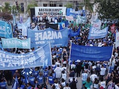 La CGT, las CTA y movimientos sociales marchan al Congreso junto con los jubilados