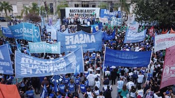 La CGT, las CTA y movimientos sociales marchan al Congreso junto con los jubilados