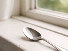 Poner una cuchara en la ventana: por qué recomiendan hacerlo y para qué funciona
