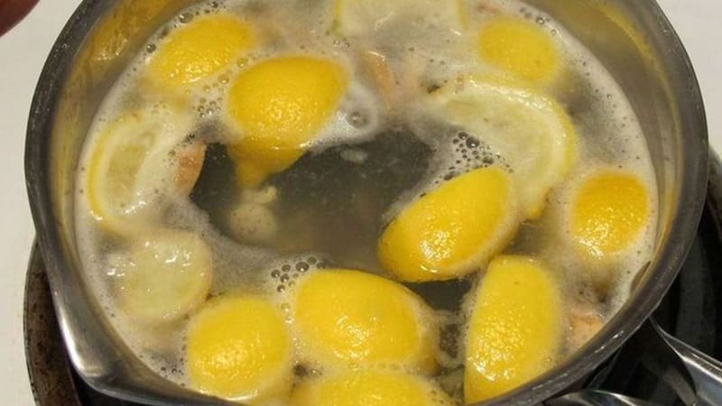 Mezclar bicarbonato de sodio con cáscaras de limón