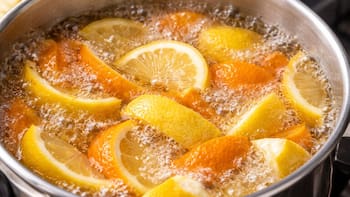 Para qué sirve hervir cáscara de naranja en vinagre, por qué desengrasa y cómo preparar el limpiador en casa