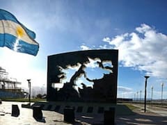 En la previa al partido, el peronismo federal presiona a Milei por el paso de un buque británico en el Atlántico Sur