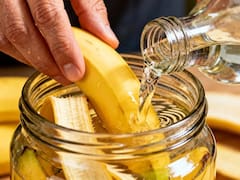 Mezclar vinagre con café usado y cáscaras de banana: por qué lo recomiendan y para qué sirve