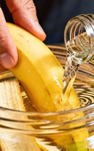 Mezclar vinagre con café usado y cáscaras de banana: por qué lo recomiendan y para qué sirve