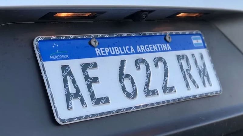 Las primeras letras de la patente Mercosur pueden ayudar a estimar la fecha de patentamiento de un auto usado, pero no permiten determinar con precisión su año de fabricación. Fuente: Shutterstock