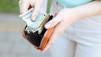 Qué significa ordenar los billetes de menor a mayor, según la psicología