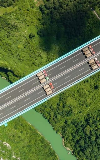 Un puente sobre las nubes | Inauguran una impresionante obra a 625 metros de altura que acorta un viaje de dos horas a dos minutos