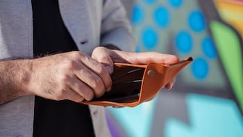 Qué significa organizar los billetes de menor a mayor, según los psicólogos